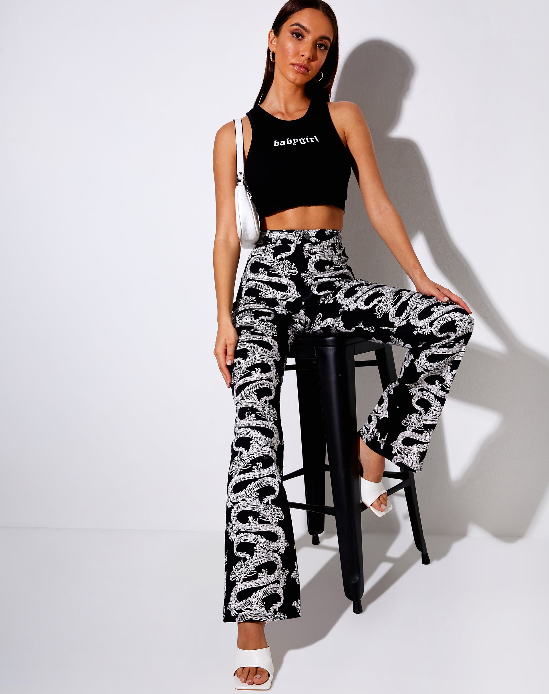Imagen de Zoven Flare Trouser in Dragon Rope Negro Colocación