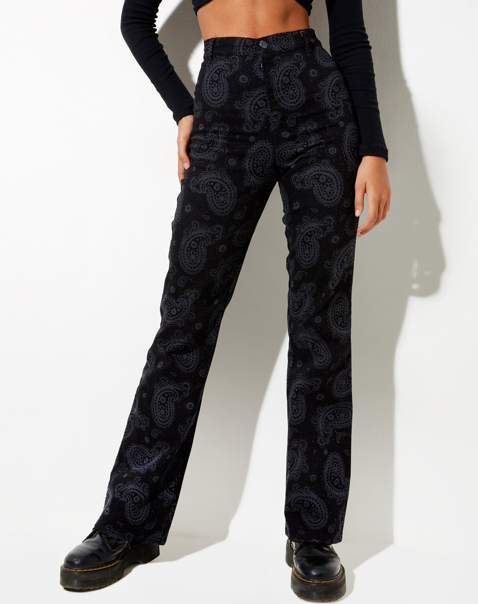 Imagen de Zoven Flare Trouser in Persian Night Negro