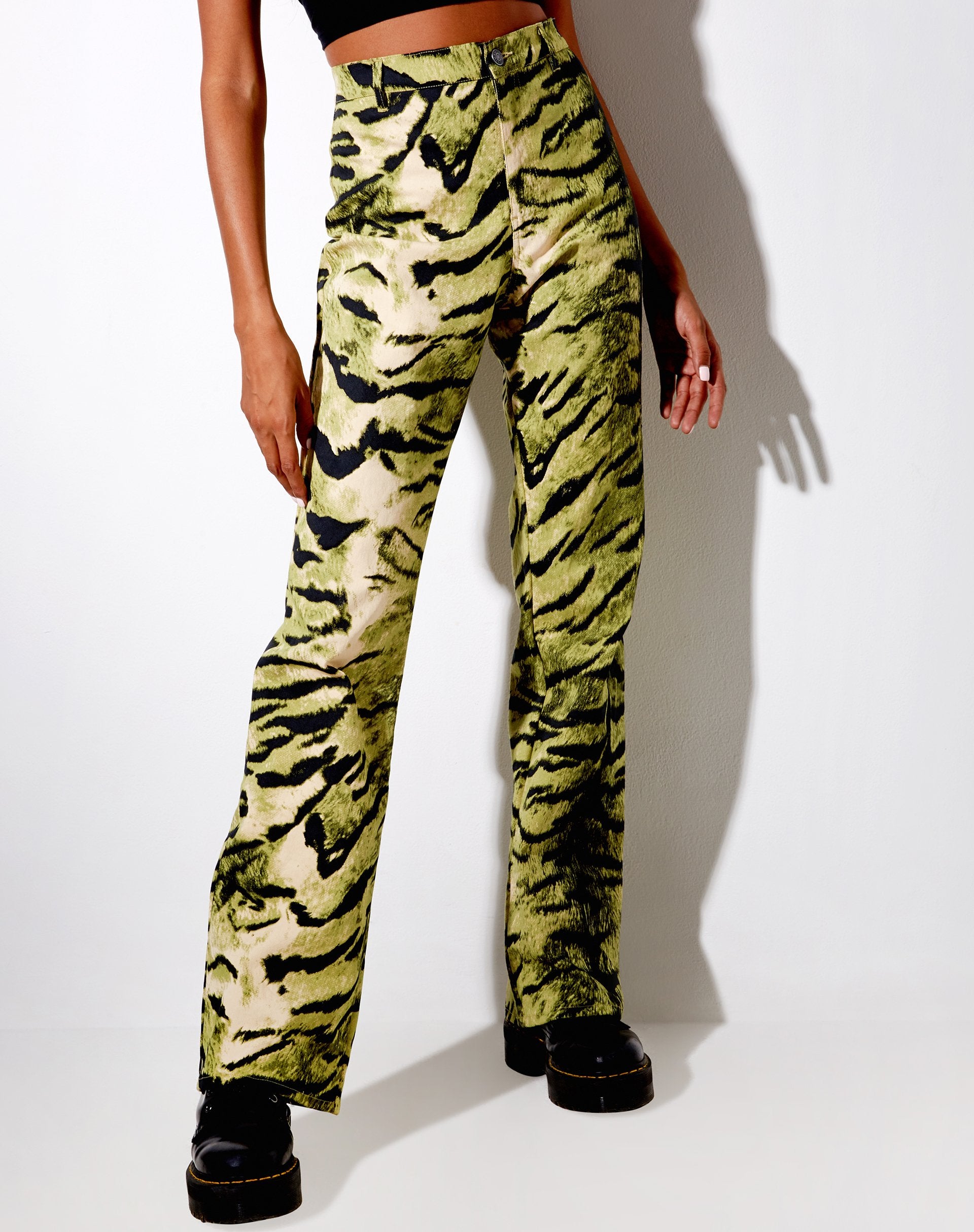Imagen de Zoven Flare Trouser in Tiger Full Khaki Colocación
