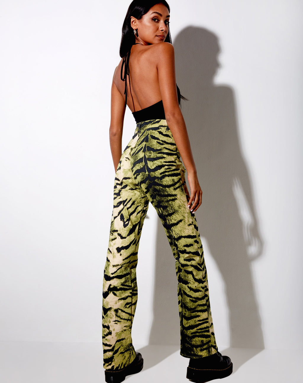 Pantalón acampanado Zoven en color caqui tigre Placement