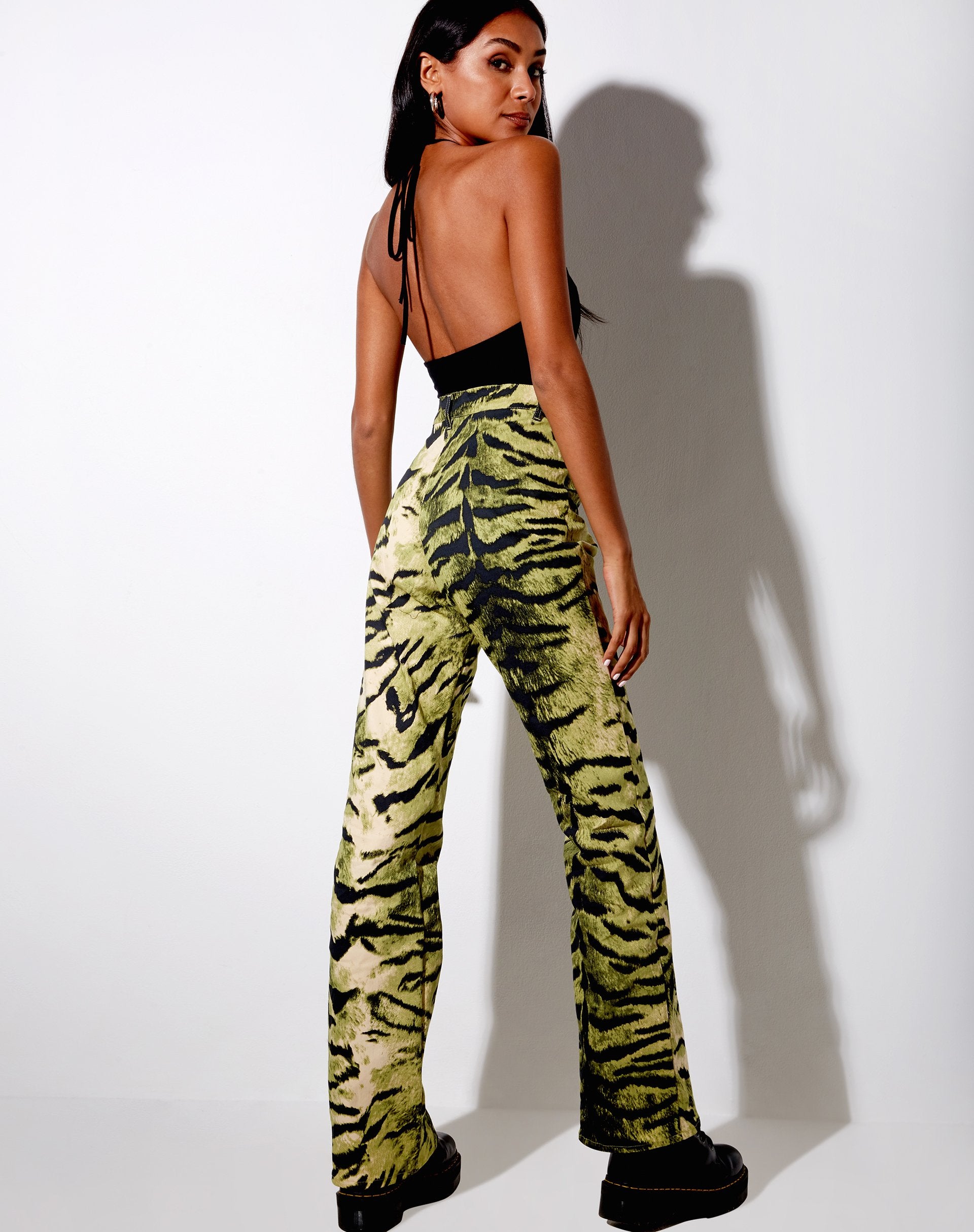 Imagen de Zoven Flare Trouser in Tiger Full Khaki Colocación