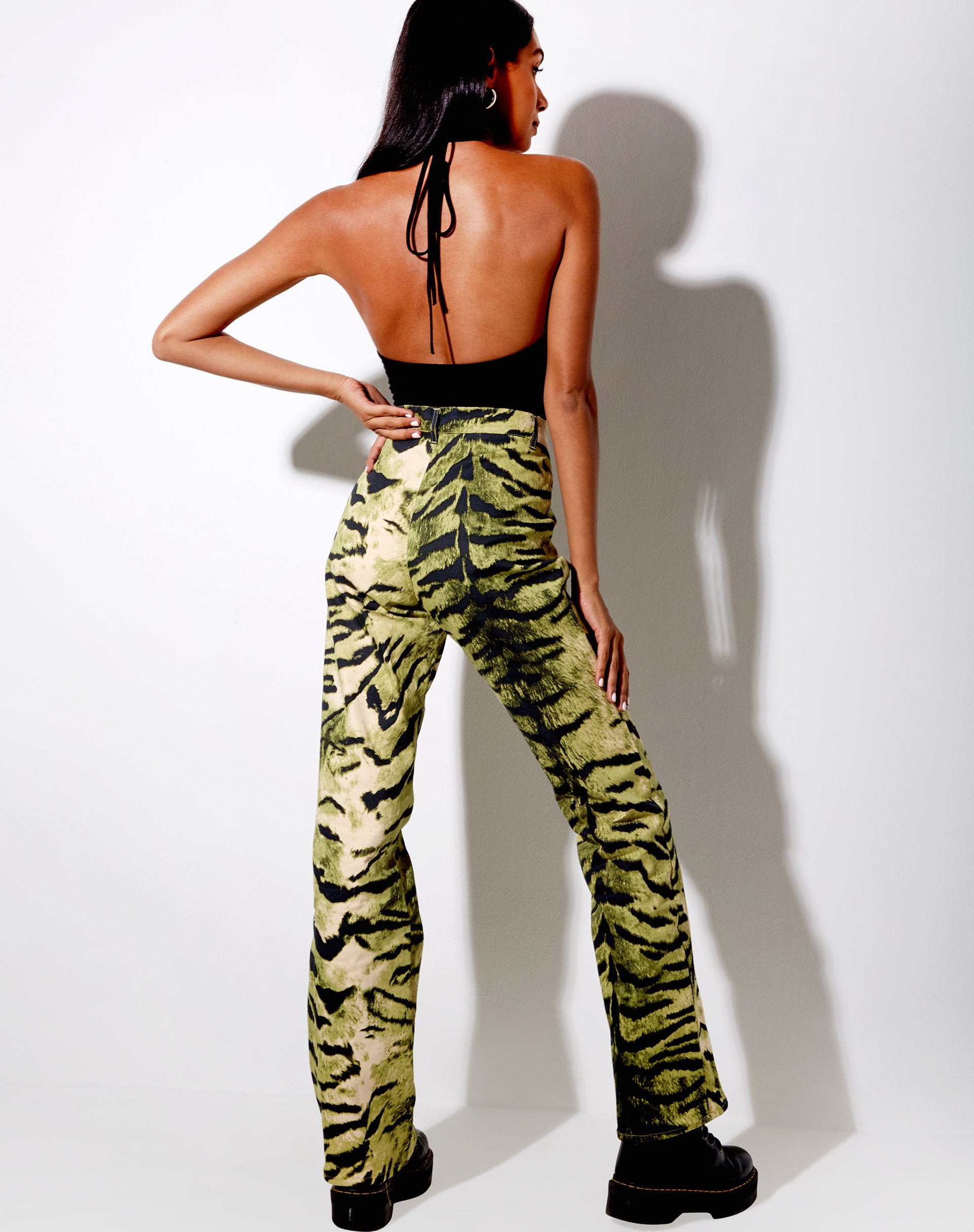 Imagen de Zoven Flare Trouser in Tiger Full Khaki Colocación