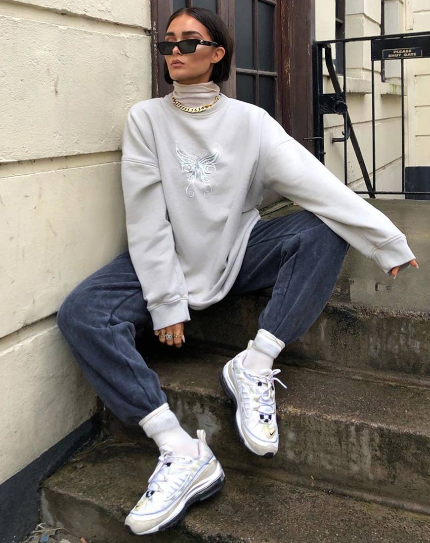 Imagen de sudadera Glo en crudo con mariposa bordada