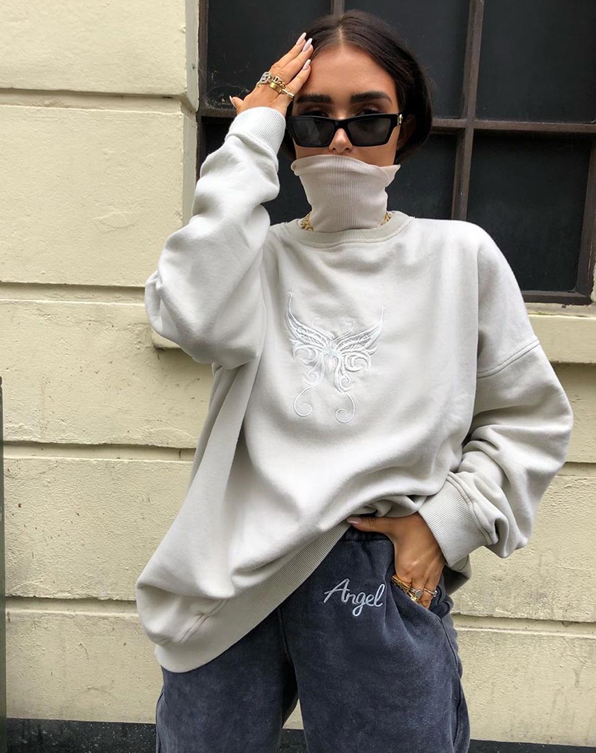 Imagen de sudadera Glo en crudo con mariposa bordada
