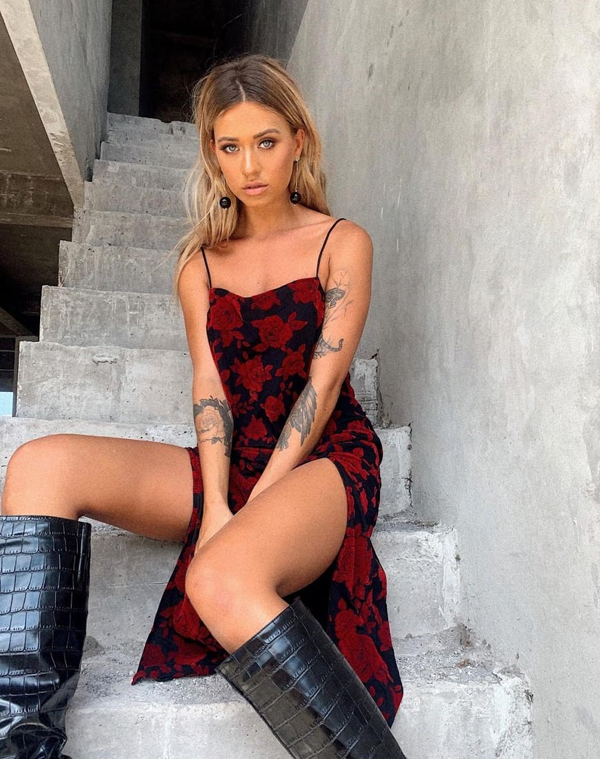 Imagen del vestido Daxita en romántico flocado de rosas rojas