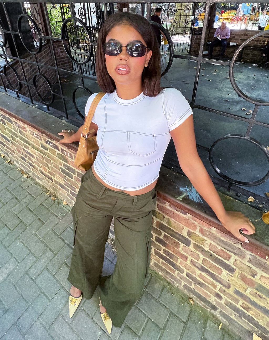 Shyla Cropped Tee en blanco con puntada negra
