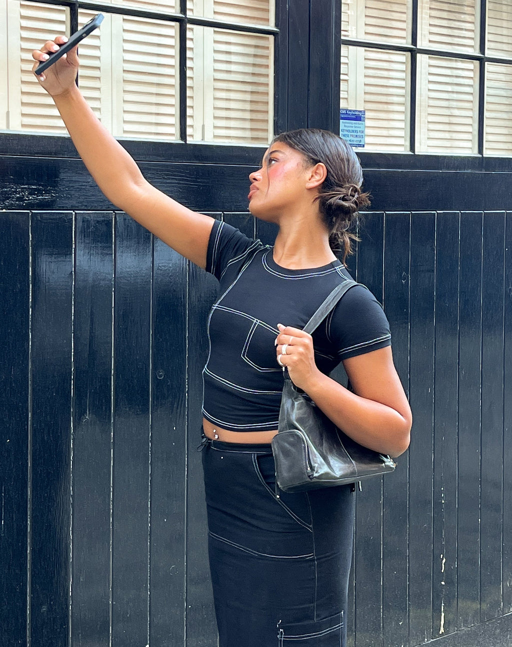 Shyla Cropped Tee en negro con puntada blanca
